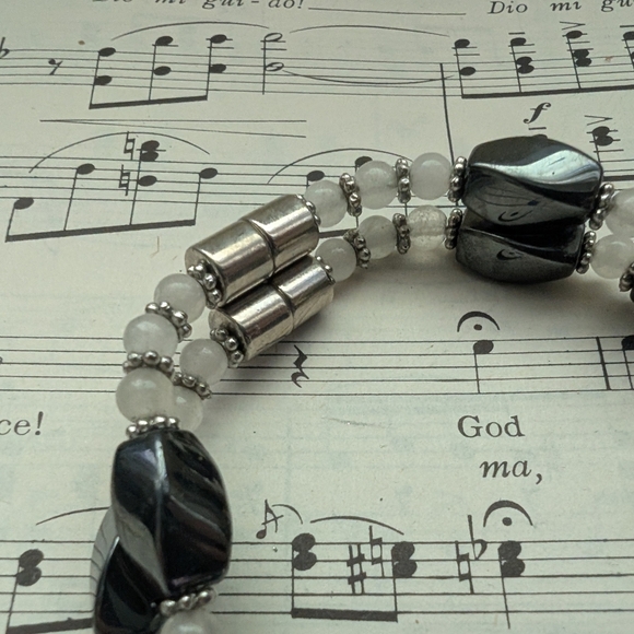 Elegant Black and Silver Beaded Bracelet Magnetic - Picture 2 of 6